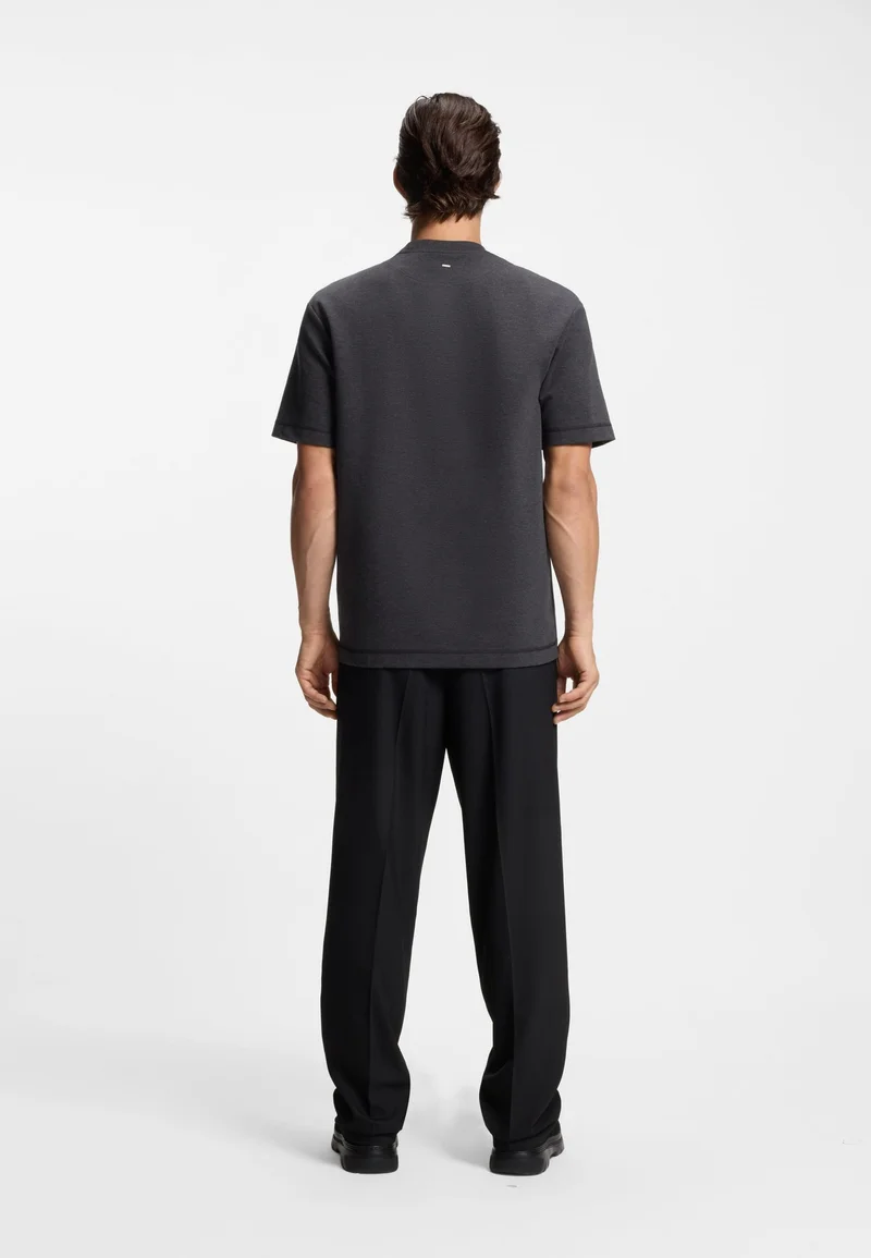 هوجو تيشيرت قطني ممزوج بشعار مكدس